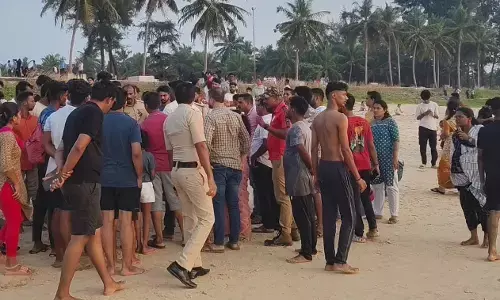 ತ್ರಾಸಿ: ಟೂರಿಸ್ಟ್ ಬೋಟ್ ಮಗುಚಿ ರೈಡರ್ ನಾಪತ್ತೆ; ಪ್ರವಾಸಿಗನ ರಕ್ಷಣೆ