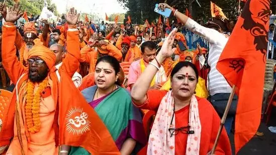 ಕೋಲ್ಕತ್ತಾ: ಬಾಂಗ್ಲಾದೇಶದ ಹಿಂದೂಯೇತರ ರೋಗಿಗಳಿಗೆ ಖಾಸಗಿ ಆಸ್ಪತ್ರೆಗಳು ಚಿಕಿತ್ಸೆ ನೀಡುವುದನ್ನು ನಿಲ್ಲಿಸುವಂತೆ ಬಿಜೆಪಿ ಕಾರ್ಯಕರ್ತರಿಂದ ಪ್ರತಿಭಟನೆ