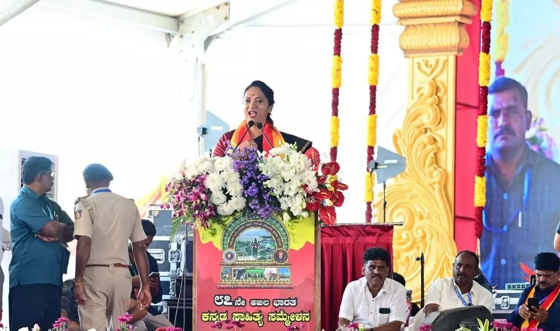 ಹೆಣ್ಣಿಗೆ ಹೋರಾಟದ ಮನೋಭಾವ ಬರಬೇಕು, ವಜ್ರದಂತೆ ಕಠಿಣವಾಗಬೇಕು : ನಾಗಲಕ್ಷ್ಮೀ ಚೌಧರಿ ಹೆಣ್ಣಿಗೆ ಹೋರಾಟದ ಮನೋಭಾವ ಬರಬೇಕು, ವಜ್ರದಂತೆ ಕಠಿಣವಾಗಬೇಕು : ನಾಗಲಕ್ಷ್ಮೀ ಚೌಧರಿ