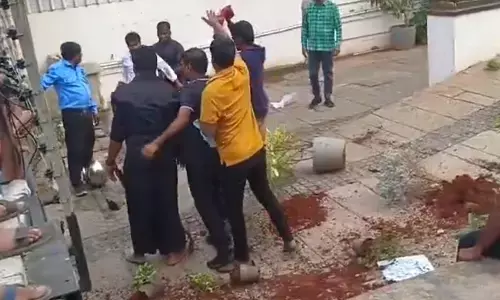 ಕಾಲ್ತುಳಿತ ಪ್ರಕರಣ: ನಟ ಅಲ್ಲು ಅರ್ಜುನ್ ಮನೆಗೆ ನುಗ್ಗಿ ದಾಂಧಲೆ ನಡೆಸಿದ ಗುಂಪು