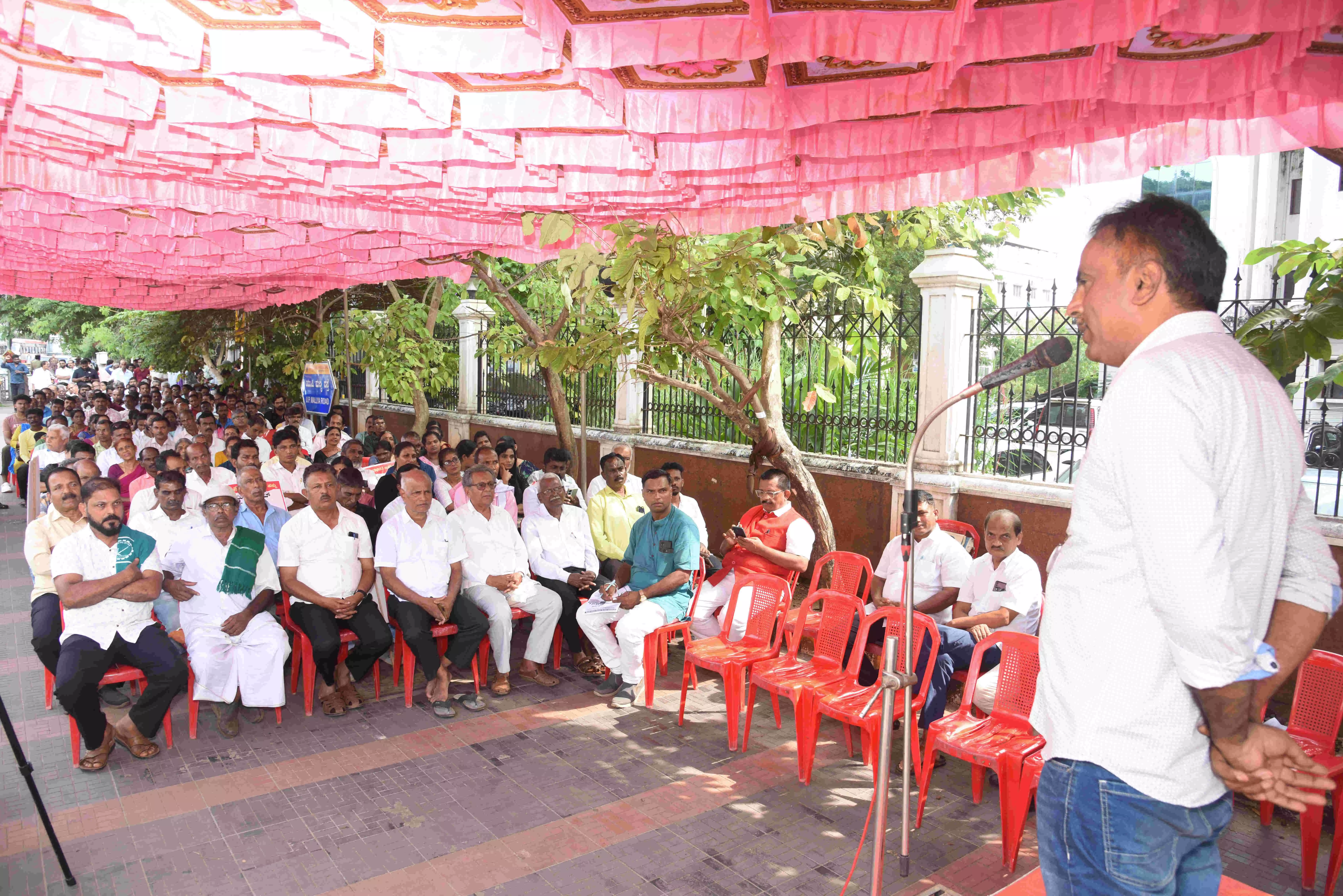 ಮಂಗಳೂರಿನಲ್ಲಿ ಜಾತ್ಯತೀತ ಪಕ್ಷಗಳು, ಸಂಘಟನೆಗಳ ಜಂಟಿ ವೇದಿಕೆ ನೇತೃತ್ವದಲ್ಲಿ ಧರಣಿ