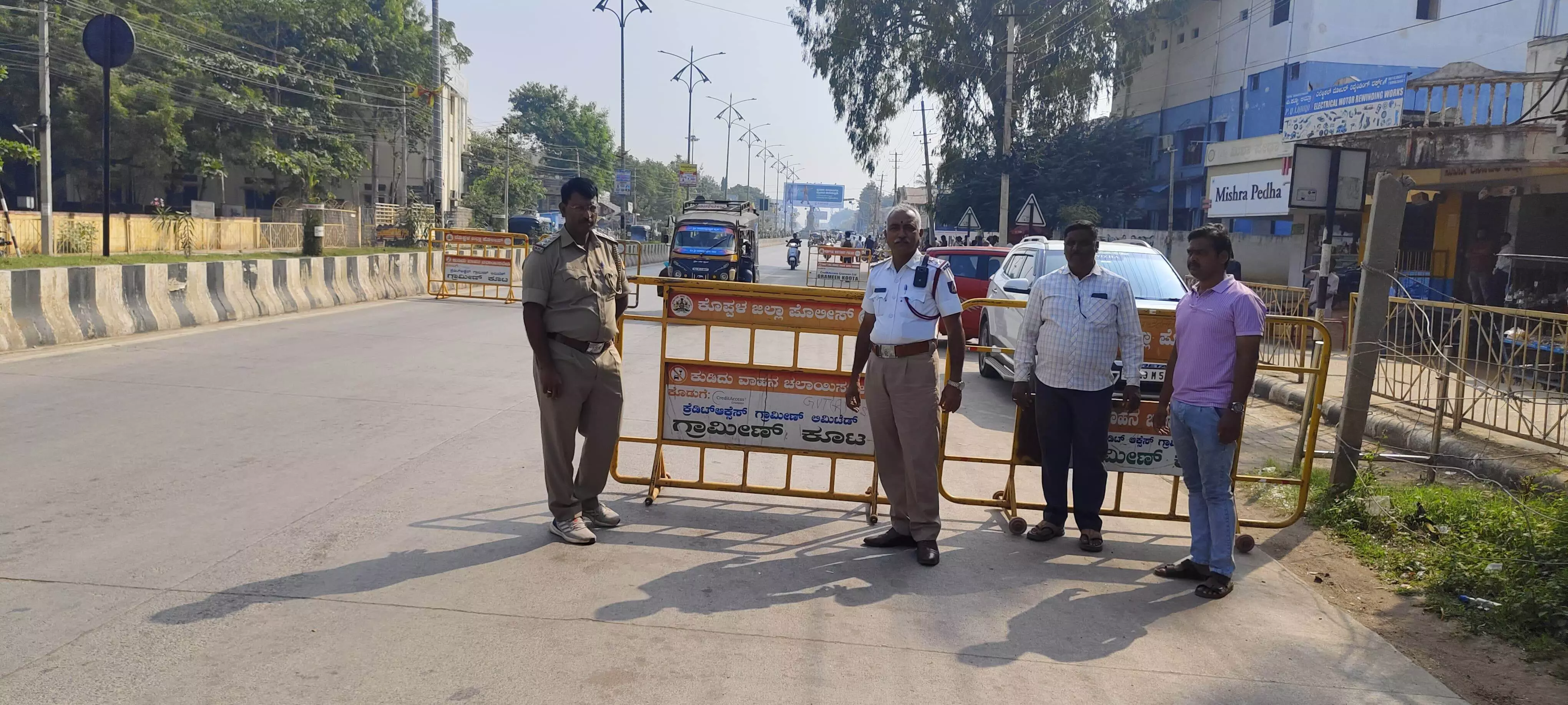 ಕೊಪ್ಪಳ | ಅಪಘಾತ ತಡೆಯಲು ಪೊಲೀಸರಿಂದ ಬ್ಯಾರಿಕೇಡ್‌ ಅಳವಡಿಕೆ