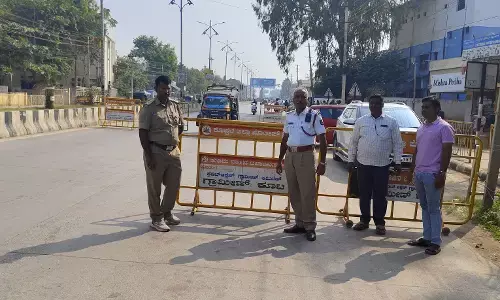 ಕೊಪ್ಪಳ | ಅಪಘಾತ ತಡೆಯಲು ಪೊಲೀಸರಿಂದ ಬ್ಯಾರಿಕೇಡ್‌ ಅಳವಡಿಕೆ