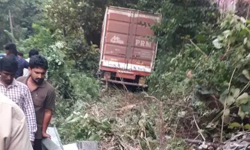 ಸುಳ್ಯ: ಕಂಟೈನರ್ ಲಾರಿ ಢಿಕ್ಕಿ; ದ್ವಿಚಕ್ರ ವಾಹನದಲ್ಲಿ ಪ್ರಯಾಣಿಸುತ್ತಿದ್ದ ದಂಪತಿ ಮೃತ್ಯು