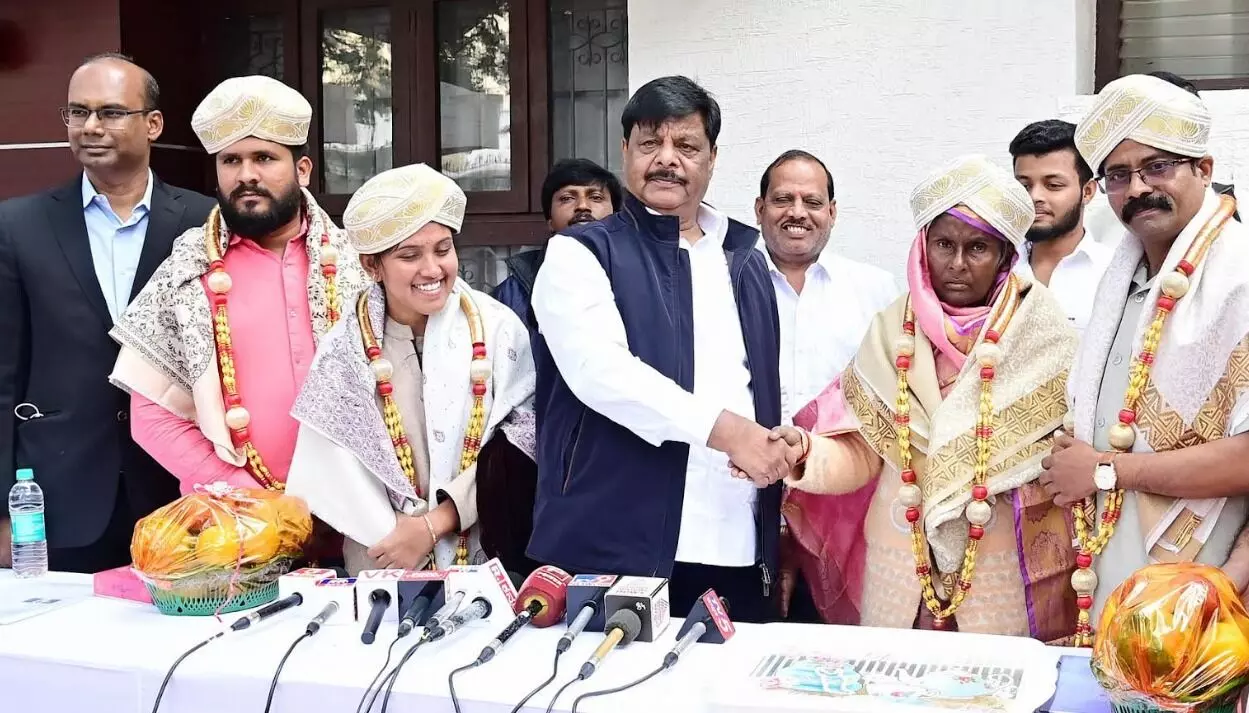 ಕಾಣೆಯಾಗಿದ್ದ ಮಹಿಳೆ 23 ವರ್ಷಗಳ ನಂತರ ಕುಟುಂಬಕ್ಕೆ ಸೇರ್ಪಡೆ ಕಾಣೆಯಾಗಿದ್ದ ಮಹಿಳೆ 23 ವರ್ಷಗಳ ನಂತರ ಕುಟುಂಬಕ್ಕೆ ಸೇರ್ಪಡೆ