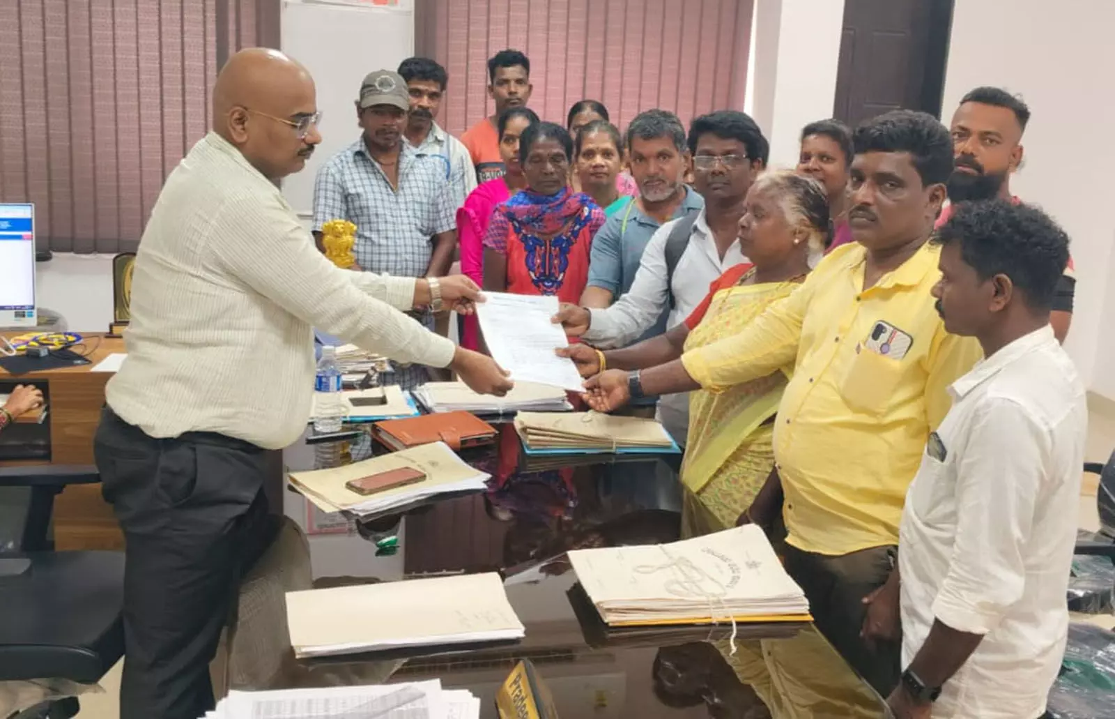 ಕಾರ್ಕಳ: ಕೊರಗ ಸಂಘಗಳ ಒಕ್ಕೂಟದಿಂದ ತಹಶೀಲ್ದಾರ್ಗೆ ಮನವಿ ಕಾರ್ಕಳ: ಕೊರಗ ಸಂಘಗಳ ಒಕ್ಕೂಟದಿಂದ ತಹಶೀಲ್ದಾರ್ಗೆ ಮನವಿ