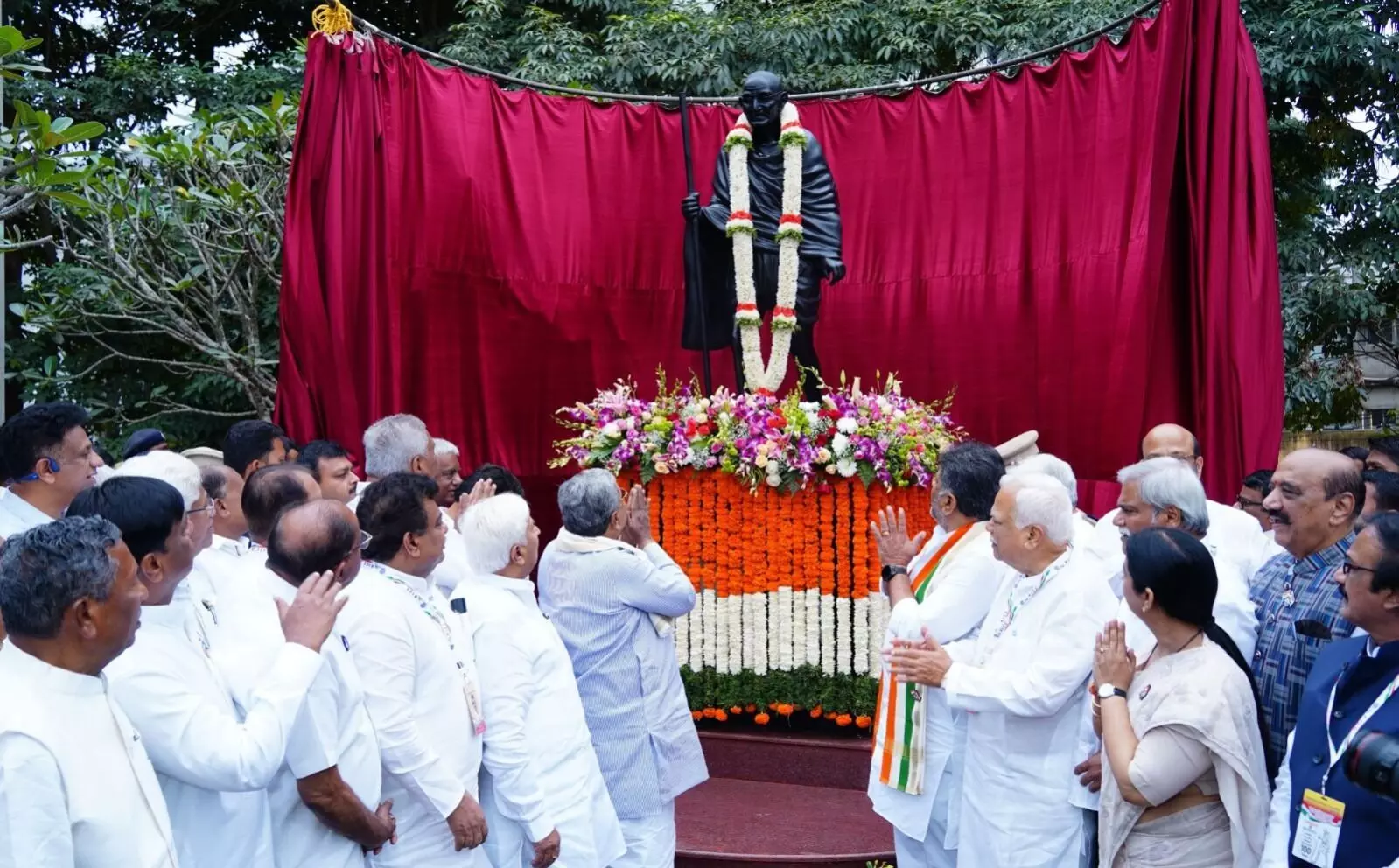 ಕಾಂಗ್ರೆಸ್ ಅಧಿವೇಶನ ಶತಮಾನೊತ್ಸವ | ವೀರಸೌಧದಲ್ಲಿ ಗಾಂಧಿ ಪ್ರತಿಮೆ ಅನಾವರಣಗೊಳಿಸಿದ ಸಿಎಂ ಸಿದ್ದರಾಮಯ್ಯ