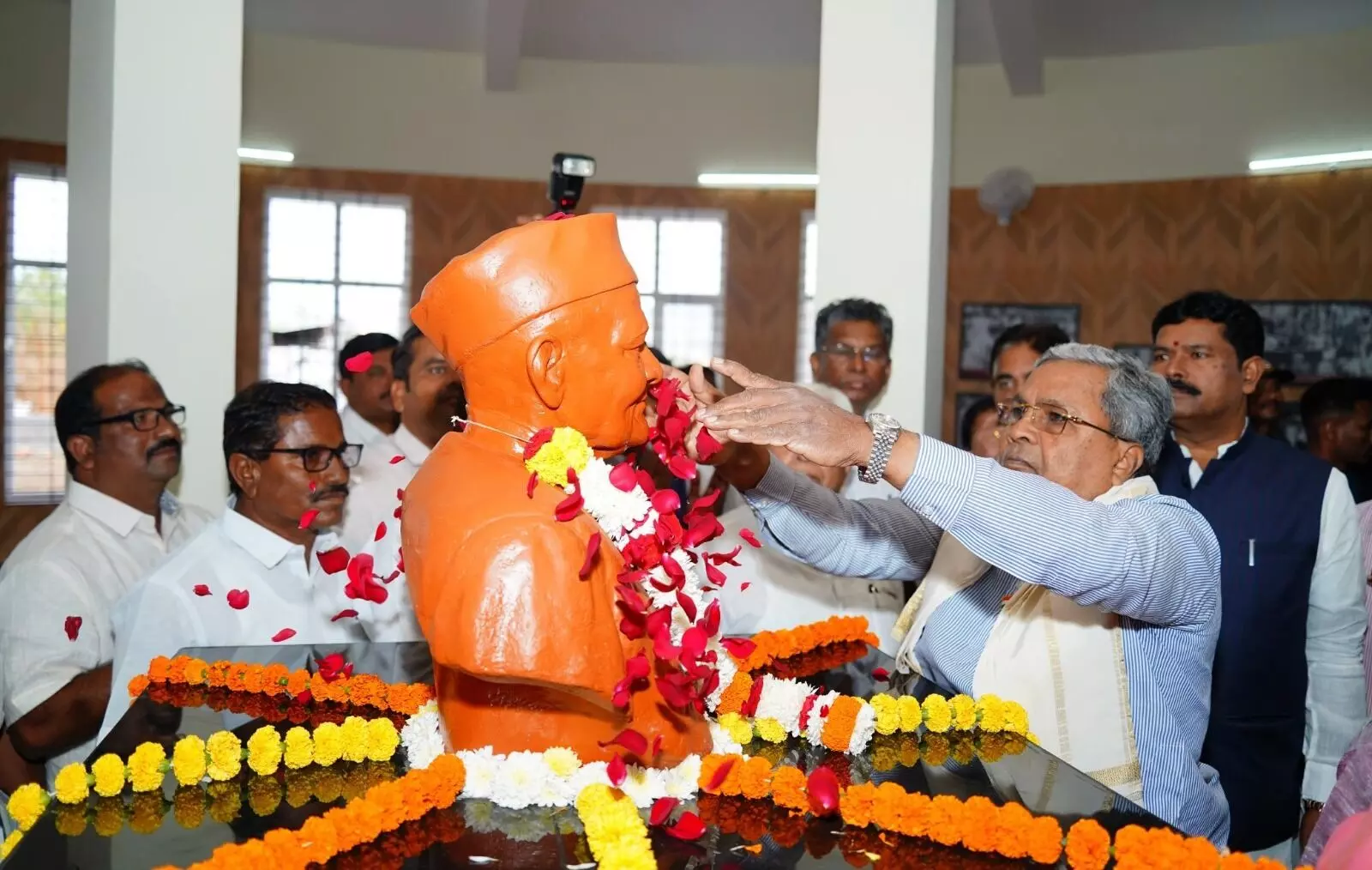 ಬೆಳಗಾವಿ | ಗಂಗಾಧರ್ ರಾವ್ ದೇಶಪಾಂಡೆ ಸ್ಮಾರಕ ಭವನ, ಫೋಟೋ ಗ್ಯಾಲರಿ ಉದ್ಘಾಟಿಸಿದ ಸಿಎಂ ಸಿದ್ದರಾಮಯ್ಯ ಬೆಳಗಾವಿ | ಗಂಗಾಧರ್ ರಾವ್ ದೇಶಪಾಂಡೆ ಸ್ಮಾರಕ ಭವನ, ಫೋಟೋ ಗ್ಯಾಲರಿ ಉದ್ಘಾಟಿಸಿದ ಸಿಎಂ ಸಿದ್ದರಾಮಯ್ಯ