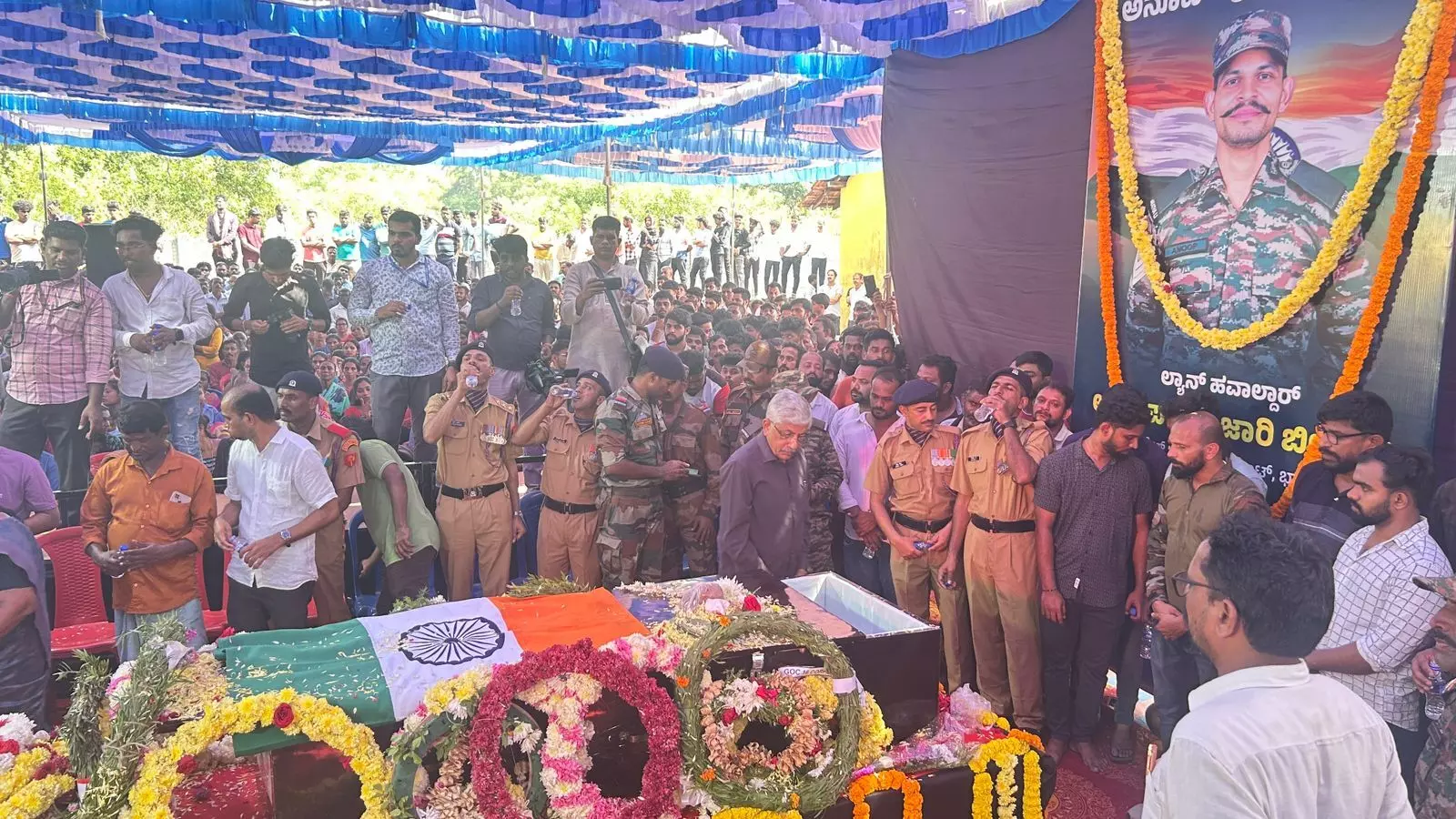 ಕುಂದಾಪುರ: ಸಾವಿರಾರು ಮಂದಿಯಿಂದ ಅನೂಪ್ ಪೂಜಾರಿ ಪಾರ್ಥಿವ ಶರೀರ ಅಂತಿಮ ದರ್ಶನ ಕುಂದಾಪುರ: ಸಾವಿರಾರು ಮಂದಿಯಿಂದ ಅನೂಪ್ ಪೂಜಾರಿ ಪಾರ್ಥಿವ ಶರೀರ ಅಂತಿಮ ದರ್ಶನ