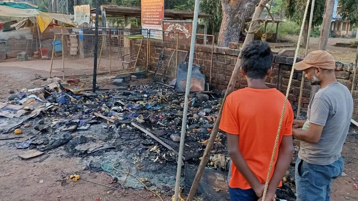 ಭಟ್ಕಳ: ಹಣ್ಣಿನ ಅಂಗಡಿಗೆ ಪೆಟ್ರೋಲ್ ಹಾಕಿ ಬೆಂಕಿ ಹೆಚ್ಚಿದ ದುಷ್ಕರ್ಮಿಗಳು