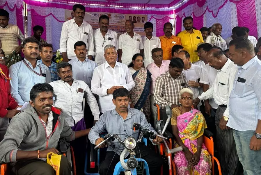 ತುಮಕೂರು | ದಿವ್ಯಾಂಗ ಫಲಾನುಭವಿಗಳಿಗೆ ಸಹಾಯಕ ಸಲಕರಣೆ ವಿತರಿಸಿದ ವಿ.ಸೋಮಣ್ಣ