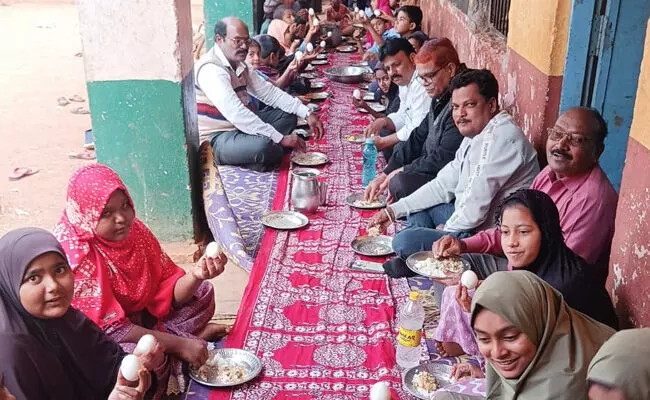 ಕೊಳೆತ ಮೊಟ್ಟೆ ವಿತರಿಸಿದ ಆರೋಪ : ವಿದ್ಯಾರ್ಥಿಗಳ ಜೊತೆ ಊಟ ಮಾಡಿದ ಅಕ್ಷರ ದಾಸೋಹ ಸಹಾಯಕ ನಿರ್ದೇಶಕ ಕೊಳೆತ ಮೊಟ್ಟೆ ವಿತರಿಸಿದ ಆರೋಪ : ವಿದ್ಯಾರ್ಥಿಗಳ ಜೊತೆ ಊಟ ಮಾಡಿದ ಅಕ್ಷರ ದಾಸೋಹ ಸಹಾಯಕ ನಿರ್ದೇಶಕ