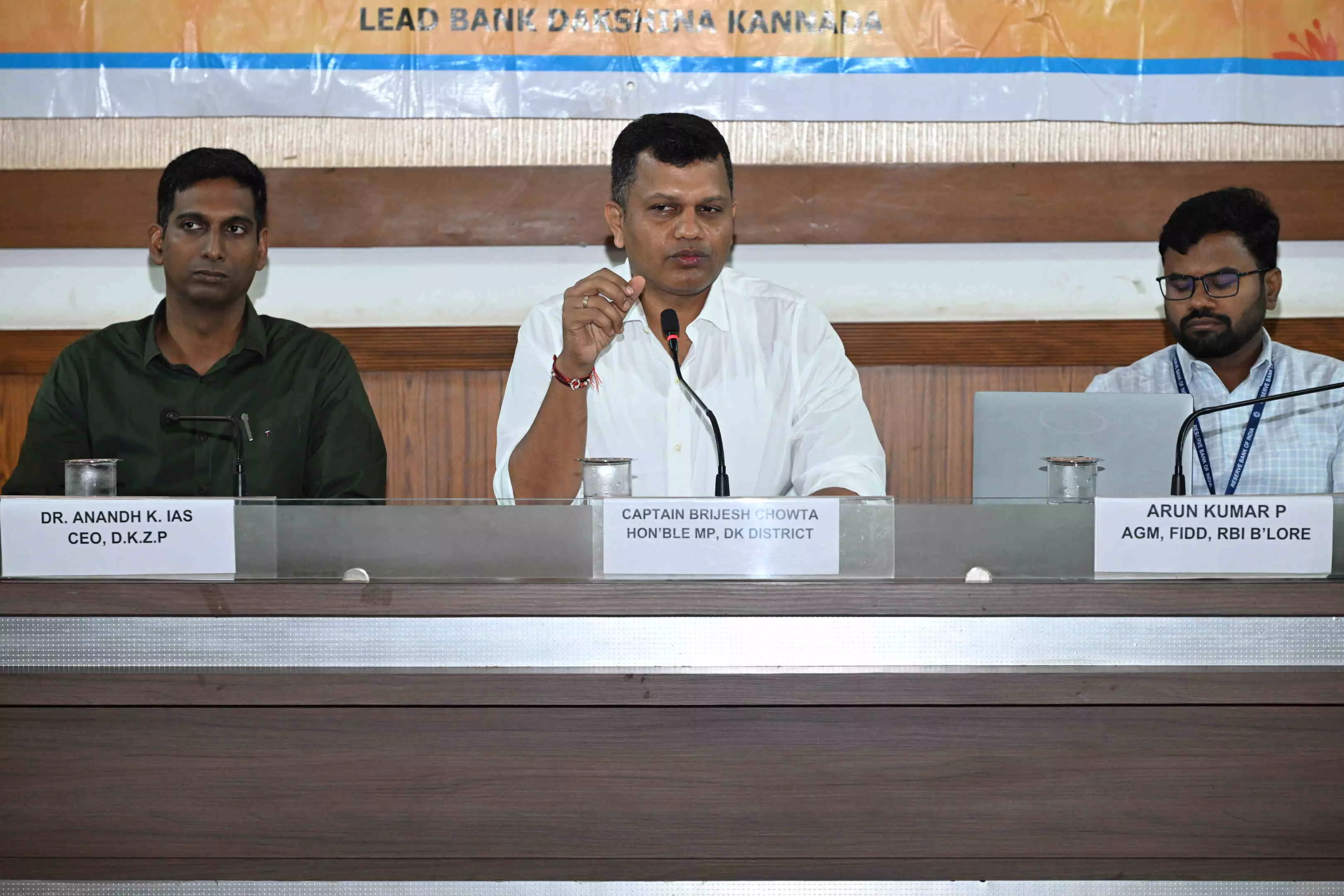 ಪ್ರಶ್ನೆಗೆ ಉತ್ತರಿಸಲು ತಡಕಾಡಿದ ಅಧಿಕಾರಿಗಳು: ಸಂಸದರಿಂದ ತರಾಟೆ ಪ್ರಶ್ನೆಗೆ ಉತ್ತರಿಸಲು ತಡಕಾಡಿದ ಅಧಿಕಾರಿಗಳು: ಸಂಸದರಿಂದ ತರಾಟೆ