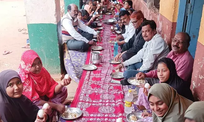 ಕೊಳೆತ ಮೊಟ್ಟೆ ವಿತರಿಸಿದ ಆರೋಪ : ವಿದ್ಯಾರ್ಥಿಗಳ ಜೊತೆ ಊಟ ಮಾಡಿದ ಅಕ್ಷರ ದಾಸೋಹ ಸಹಾಯಕ ನಿರ್ದೇಶಕ
