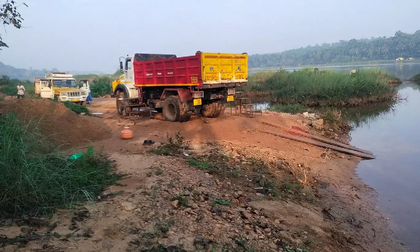 ಬಂಗಾರುಬೆಟ್ಟು ಮಠದಲ್ಲಿ ಅಕ್ರಮ ಮರಳುಗಾರಿಕೆ| ಗ್ರಾಮಸ್ಥರ ದೂರಿಗೂ ಸ್ಪಂದಿಸದ ಅಧಿಕಾರಿಗಳು: ಆರೋಪ