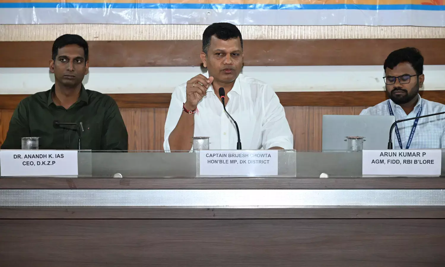 ಪ್ರಶ್ನೆಗೆ ಉತ್ತರಿಸಲು ತಡಕಾಡಿದ ಅಧಿಕಾರಿಗಳು: ಸಂಸದರಿಂದ ತರಾಟೆ