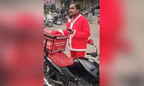 ಸಾಂತಾ ಕ್ಲಾಸ್ ವೇಷದಲ್ಲಿ ಪುಡ್ ಡೆಲಿವರಿ ಮಾಡುತ್ತಿದ್ದ ಏಜೆಂಟನ್ನು ತಡೆದು ವೇಷಭೂಷಣವನ್ನು ಬಲವಂತವಾಗಿ ತೆಗೆಸಿದ ಹಿಂದುತ್ವವಾದಿಗಳ ಗುಂಪು