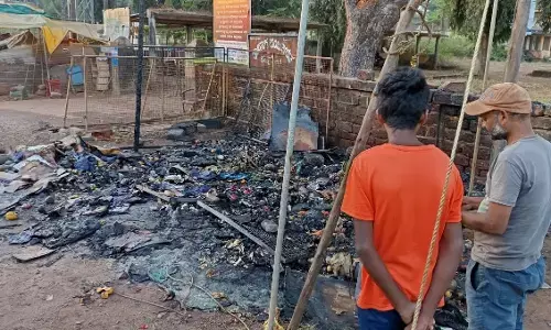 ಭಟ್ಕಳ: ಹಣ್ಣಿನ ಅಂಗಡಿಗೆ ಪೆಟ್ರೋಲ್ ಹಾಕಿ ಬೆಂಕಿ ಹೆಚ್ಚಿದ ದುಷ್ಕರ್ಮಿಗಳು