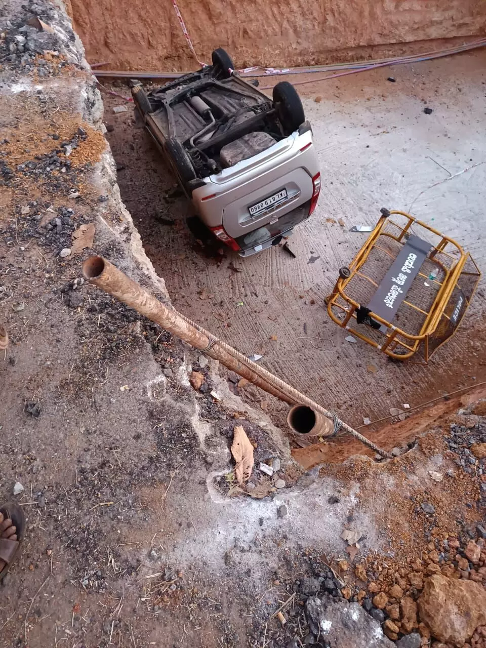 ಉಡುಪಿ | ಅಂಬಲಪಾಡಿ ಮೇಲ್ಸೇತುವೆ ಕಾಮಗಾರಿ ಹೊಂಡಕ್ಕೆ ಬಿದ್ದ ಕಾರು: ನಾಲ್ವರಿಗೆ ಗಾಯ ಉಡುಪಿ | ಅಂಬಲಪಾಡಿ ಮೇಲ್ಸೇತುವೆ ಕಾಮಗಾರಿ ಹೊಂಡಕ್ಕೆ ಬಿದ್ದ ಕಾರು: ನಾಲ್ವರಿಗೆ ಗಾಯ