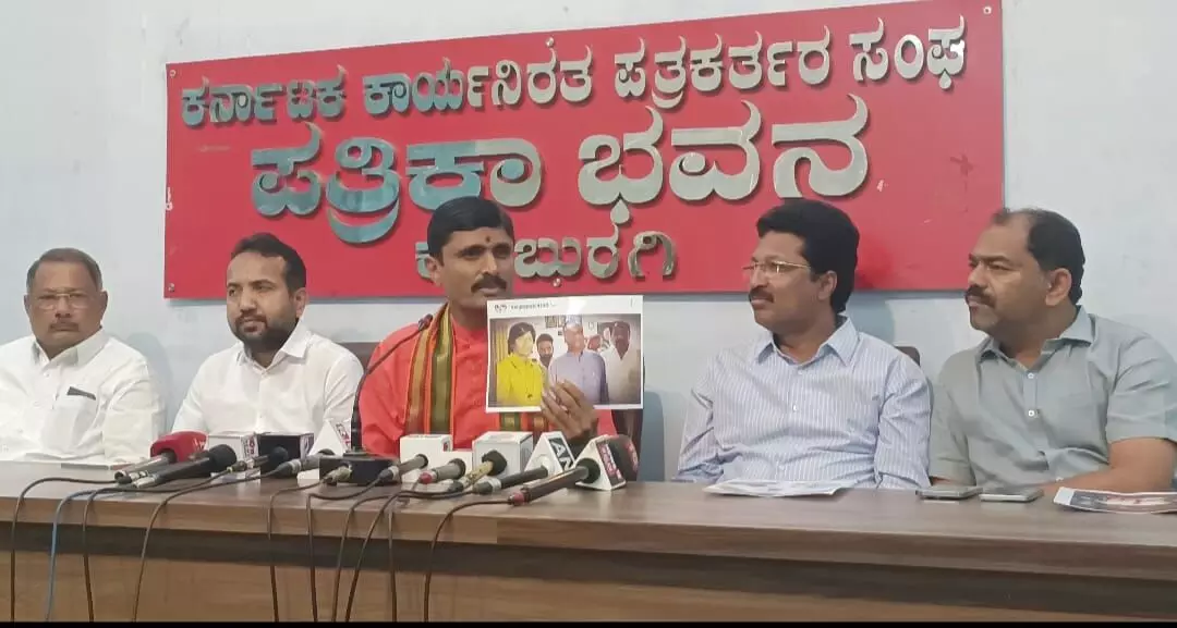 ಗುತ್ತಿಗೆದಾರ ಆತ್ಮಹತ್ಯೆಯಲ್ಲಿ ಪ್ರಿಯಾಂಕ್ ಖರ್ಗೆ ಹಸ್ತಕ್ಷೇಪವಿದೆ: ಆಂದೋಲಾ ಶ್ರೀ ಆರೋಪ ಗುತ್ತಿಗೆದಾರ ಆತ್ಮಹತ್ಯೆಯಲ್ಲಿ ಪ್ರಿಯಾಂಕ್ ಖರ್ಗೆ ಹಸ್ತಕ್ಷೇಪವಿದೆ: ಆಂದೋಲಾ ಶ್ರೀ ಆರೋಪ