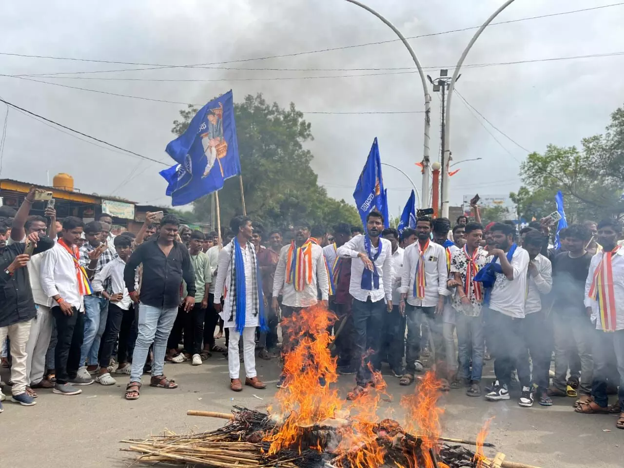 ಬೀದರ್ | ಅಮಿತ್ ಶಾ ಹೇಳಿಕೆ ಖಂಡಿಸಿ ಔರಾದ್ ಬಂದ್: ಬಾಗಿಲು ಮುಚ್ಚಿದ ಅಂಗಡಿ ಮುಂಗಟ್ಟುಗಳು, ಸಾರಿಗೆಯಲ್ಲಿ ವ್ಯತ್ಯಯ ಬೀದರ್ | ಅಮಿತ್ ಶಾ ಹೇಳಿಕೆ ಖಂಡಿಸಿ ಔರಾದ್ ಬಂದ್: ಬಾಗಿಲು ಮುಚ್ಚಿದ ಅಂಗಡಿ ಮುಂಗಟ್ಟುಗಳು, ಸಾರಿಗೆಯಲ್ಲಿ ವ್ಯತ್ಯಯ