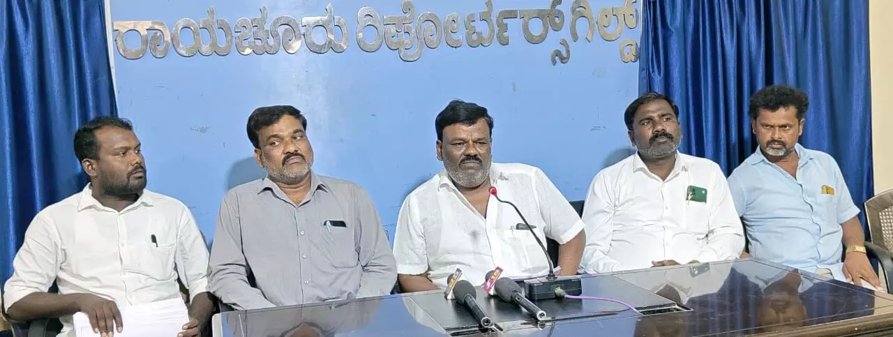 ರಾಯಚೂರು| ಅನಧಿಕೃತ ಮರಳು ಮುಟ್ಟುಗೋಲು ಹಾಕಲು ಒತ್ತಾಯ ರಾಯಚೂರು| ಅನಧಿಕೃತ ಮರಳು ಮುಟ್ಟುಗೋಲು ಹಾಕಲು ಒತ್ತಾಯ