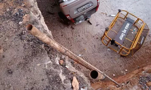 ಉಡುಪಿ | ಅಂಬಲಪಾಡಿ ಮೇಲ್ಸೇತುವೆ ಕಾಮಗಾರಿ ಹೊಂಡಕ್ಕೆ ಬಿದ್ದ ಕಾರು: ನಾಲ್ವರಿಗೆ ಗಾಯ