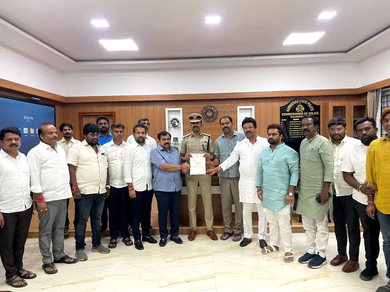 ಆಂದೋಲಾ ಶ್ರೀ, ಬಿಜೆಪಿ ಮುಖಂಡರ ಹತ್ಯೆಗೆ ಸಂಚು: 6 ಮಂದಿ ವಿರುದ್ಧ ಬಿಜೆಪಿ ದೂರು ಆಂದೋಲಾ ಶ್ರೀ, ಬಿಜೆಪಿ ಮುಖಂಡರ ಹತ್ಯೆಗೆ ಸಂಚು: 6 ಮಂದಿ ವಿರುದ್ಧ ಬಿಜೆಪಿ ದೂರು