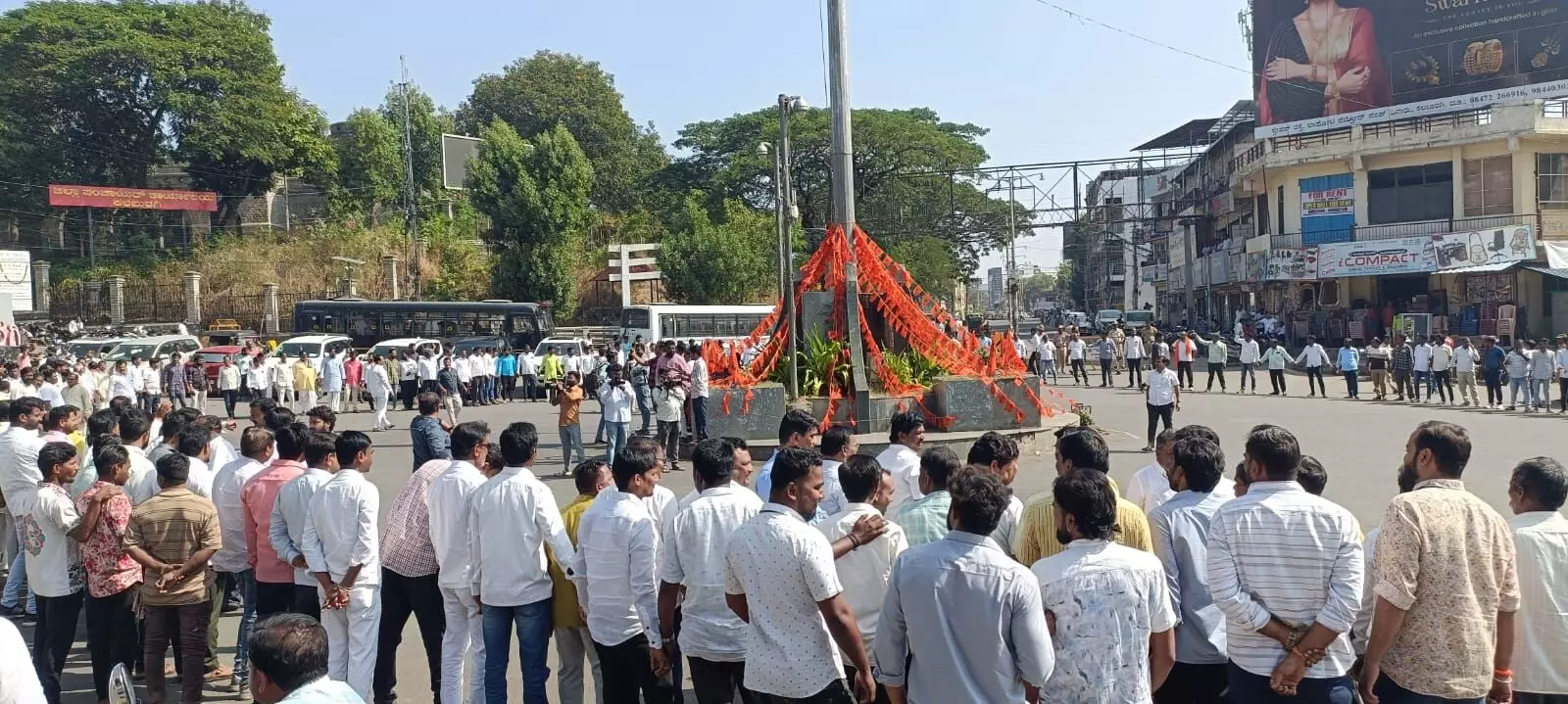 ಕಲಬುರಗಿ | ಬಿಜೆಪಿ ಮುಖಂಡರ ಹತ್ಯೆಗೆ ಸಂಚು ರೂಪಿಸಿರುವ ಆರೋಪಿಗಳನ್ನು ಬಂಧಿಸುವಂತೆ ಆಗ್ರಹಿಸಿ ಬಿಜೆಪಿಯಿಂದ ಪ್ರತಿಭಟನೆ ಕಲಬುರಗಿ | ಬಿಜೆಪಿ ಮುಖಂಡರ ಹತ್ಯೆಗೆ ಸಂಚು ರೂಪಿಸಿರುವ ಆರೋಪಿಗಳನ್ನು ಬಂಧಿಸುವಂತೆ ಆಗ್ರಹಿಸಿ ಬಿಜೆಪಿಯಿಂದ ಪ್ರತಿಭಟನೆ