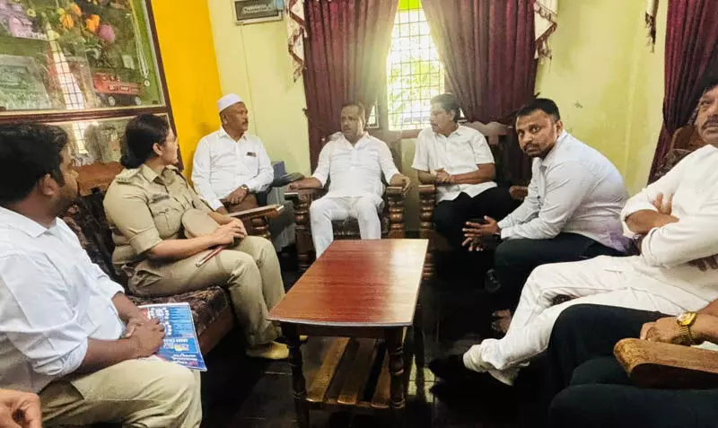 ಮಂಜನಾಡಿ: ಗ್ಯಾಸ್ ಸ್ಫೋಟ ಪ್ರಕರಣ; ಸಂತ್ರಸ್ತರ ಮನೆಗೆ ಸ್ಪೀಕರ್ ಯು ಟಿ ಖಾದರ್ ಭೇಟಿ ಮಂಜನಾಡಿ: ಗ್ಯಾಸ್ ಸ್ಫೋಟ ಪ್ರಕರಣ; ಸಂತ್ರಸ್ತರ ಮನೆಗೆ ಸ್ಪೀಕರ್ ಯು ಟಿ ಖಾದರ್ ಭೇಟಿ