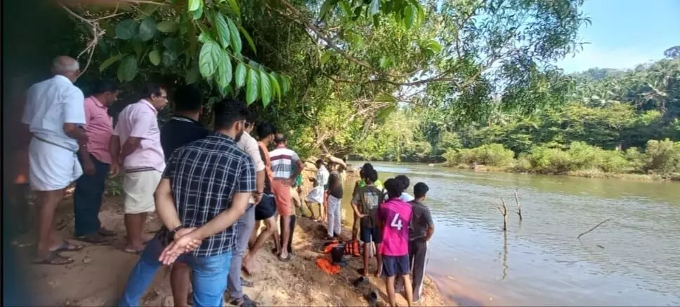 ಕಾಸರಗೋಡು: ಹೊಳೆಯಲ್ಲಿ ಮುಳುಗಿ ಓರ್ವ ಬಾಲಕ ಮೃತ್ಯು; ಇಬ್ಬರು ನಾಪತ್ತೆ ಕಾಸರಗೋಡು: ಹೊಳೆಯಲ್ಲಿ ಮುಳುಗಿ ಓರ್ವ ಬಾಲಕ ಮೃತ್ಯು; ಇಬ್ಬರು ನಾಪತ್ತೆ