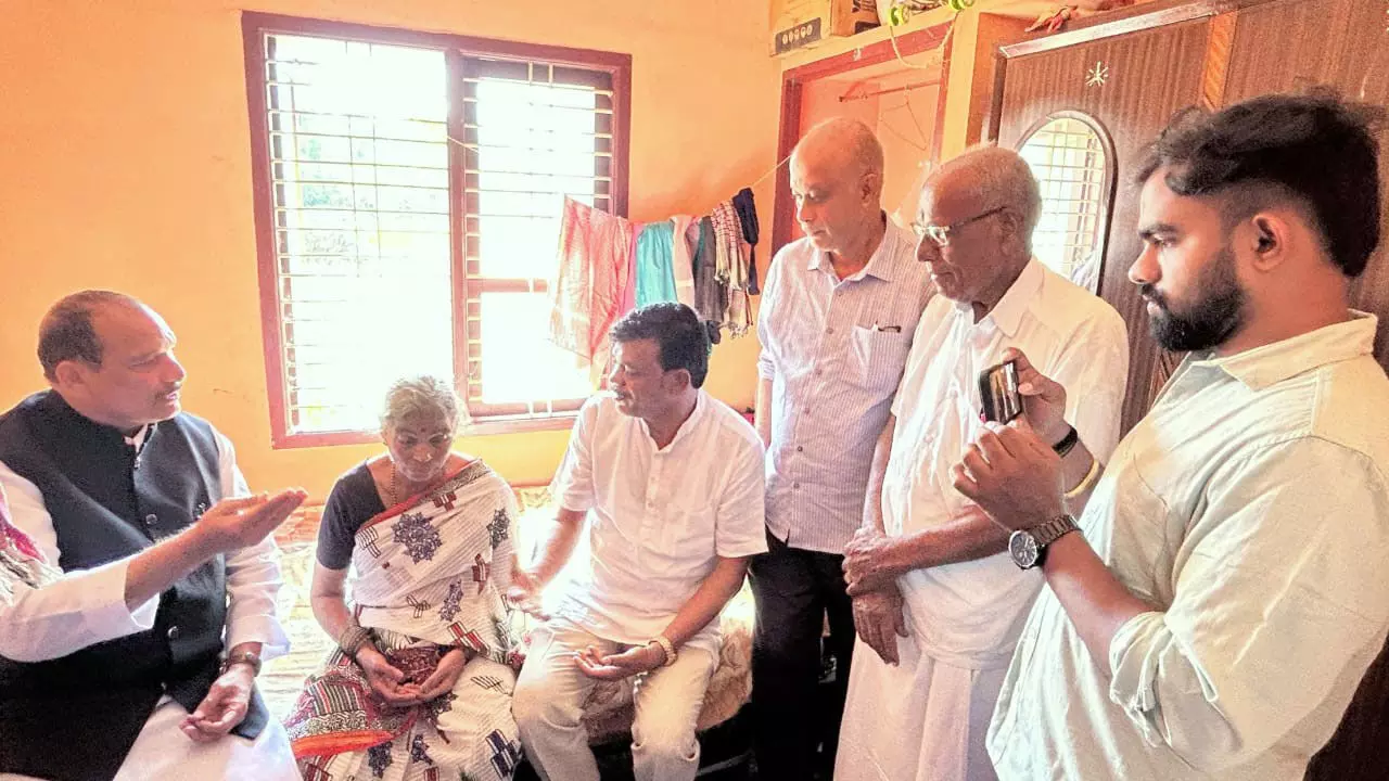 ಯೋಧ ಅನೂಪ್ ಮನೆಗೆ ಜಯಪ್ರಕಾಶ್ ಹೆಗ್ಡೆ, ಐವನ್ ಡಿಸೋಜ ಭೇಟಿ ಯೋಧ ಅನೂಪ್ ಮನೆಗೆ ಜಯಪ್ರಕಾಶ್ ಹೆಗ್ಡೆ, ಐವನ್ ಡಿಸೋಜ ಭೇಟಿ