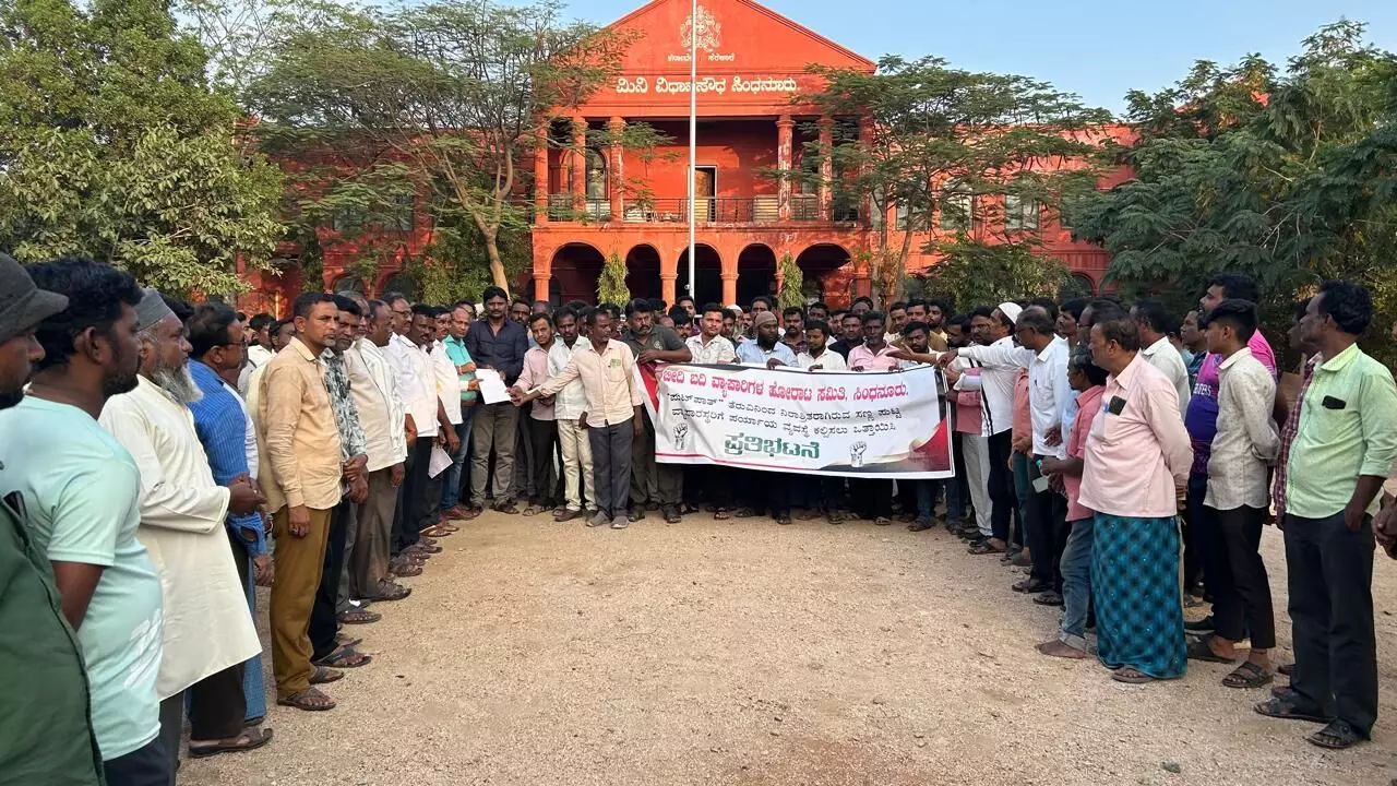 ರಾಯಚೂರು: ಬೀದಿ ವ್ಯಾಪಾರಿಗಳ ತೆರವು ಕಾರ್ಯಾಚರಣೆ ವಿರೋಧಿಸಿ ಪ್ರತಿಭಟನೆ