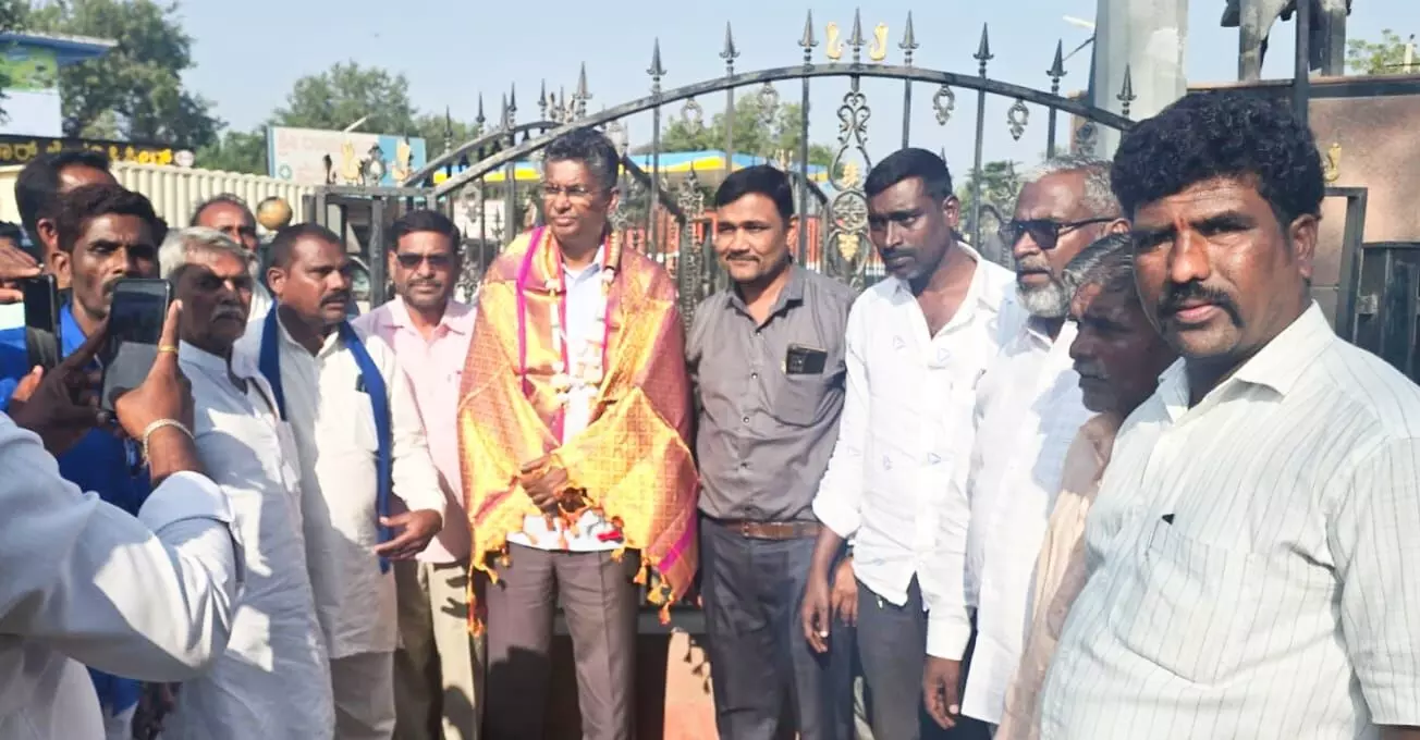 ಯಾದಗಿರಿ: ಸಚಿವ ಸತೀಶ ಜಾರಕಿಹೊಳಿಗೆ ಅಭಿಮಾನಿ ಬಳಗದಿಂದ ಸನ್ಮಾನ