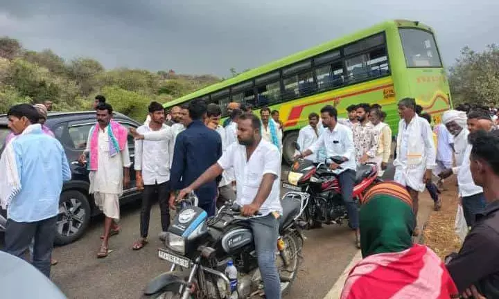 ರಾಯಚೂರು: ಕಂದಕಕ್ಕೆ ವಾಲಿದ ಬಸ್; ತಪ್ಪಿದ ಭಾರಿ ಅನಾಹುತ