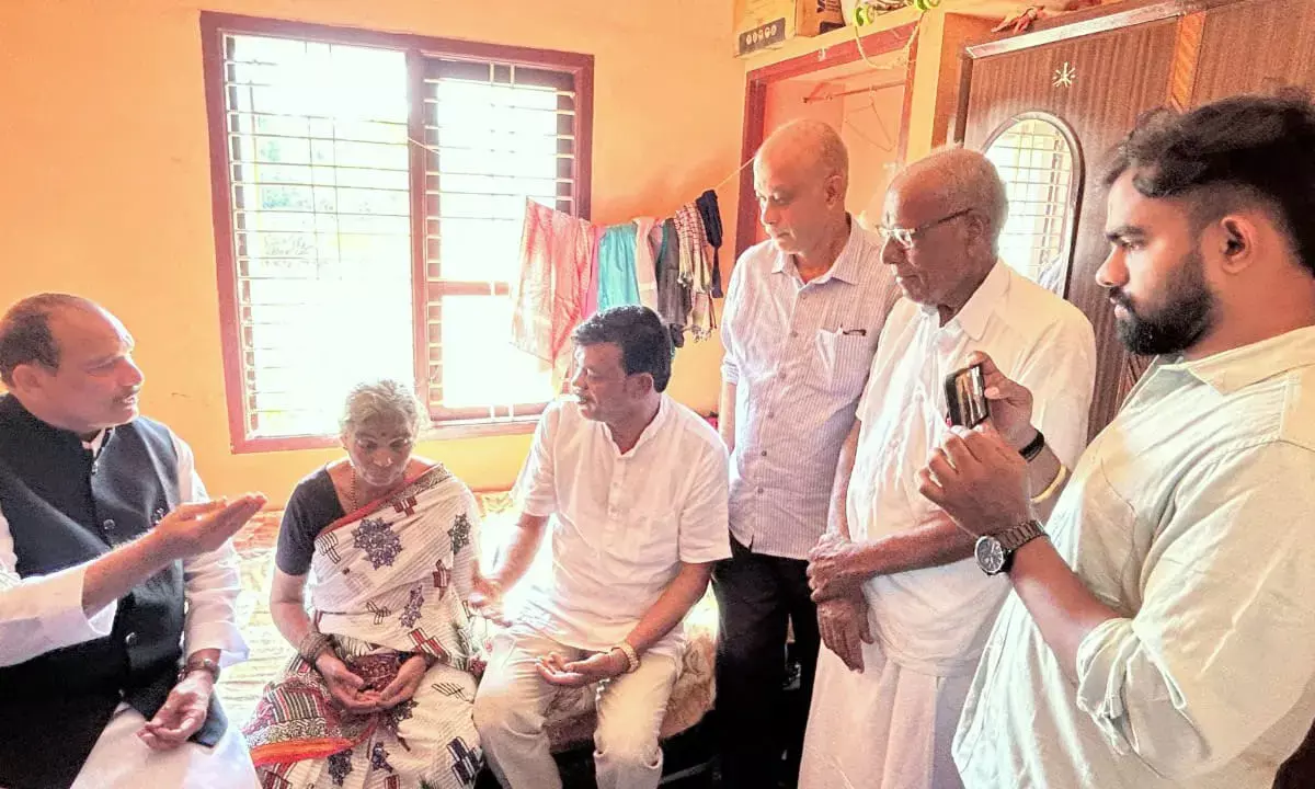 ಯೋಧ ಅನೂಪ್ ಮನೆಗೆ ಜಯಪ್ರಕಾಶ್ ಹೆಗ್ಡೆ, ಐವನ್ ಡಿಸೋಜ ಭೇಟಿ