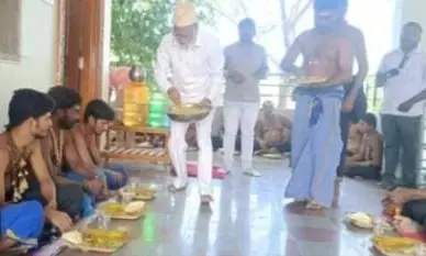 ಅಯ್ಯಪ್ಪ ಮಾಲಾಧಾರಿಗಳಿಗೆ ತಮ್ಮ ಮನೆಯಲ್ಲೇ ಭೋಜನದ ವ್ಯವಸ್ಥೆ ಮಾಡುತ್ತಿರುವ ಕರೀಂ ಸಾಬ್