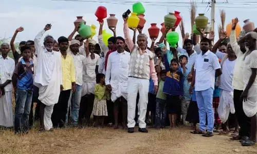 ಯಾದಗಿರಿ: ಮೂಲಭೂತ ಸೌಕರ್ಯಕ್ಕೆ ಆಗ್ರಹಿಸಿ ಉಮೇಶ ಮುದ್ನಾಳ ನೇತೃತ್ವದಲ್ಲಿ ಪ್ರತಿಭಟನೆ