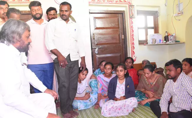 ಬೀದರ್ | ಮೃತ ಗುತ್ತಿಗೆದಾರ ಸಚಿನ್ ಪಾಂಚಾಳ್ ನಿವಾಸಕ್ಕೆ ಸಚಿವ ಈಶ್ವರ್ ಖಂಡ್ರೆ ಭೇಟಿ; 10 ಲಕ್ಷ ರೂ. ಪರಿಹಾರ ಘೋಷಣೆ