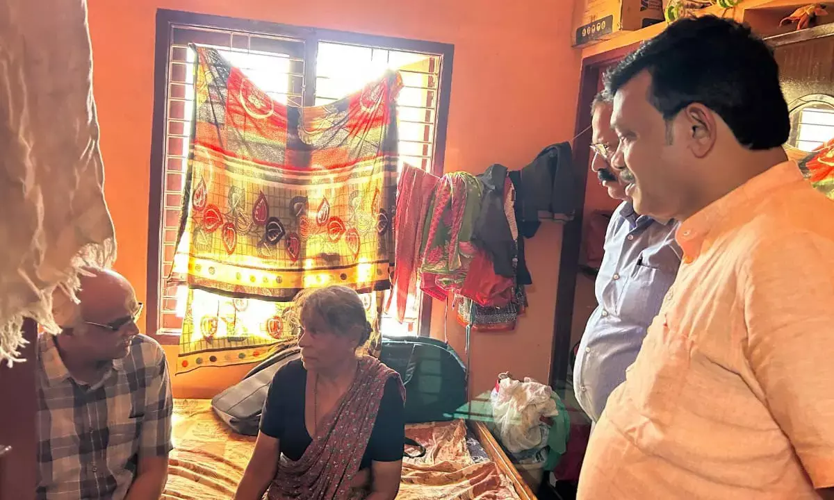 ಹುತಾತ್ಮ ಯೋಧ ಅನೂಪ್ ಪೂಜಾರಿ ಮನೆಗೆ ಭೇಟಿ