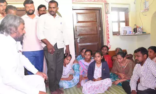 ಬೀದರ್ | ಮೃತ ಗುತ್ತಿಗೆದಾರ ಸಚಿನ್ ಪಾಂಚಾಳ್ ನಿವಾಸಕ್ಕೆ ಸಚಿವ ಈಶ್ವರ್ ಖಂಡ್ರೆ ಭೇಟಿ; 10 ಲಕ್ಷ ರೂ. ಪರಿಹಾರ ಘೋಷಣೆ