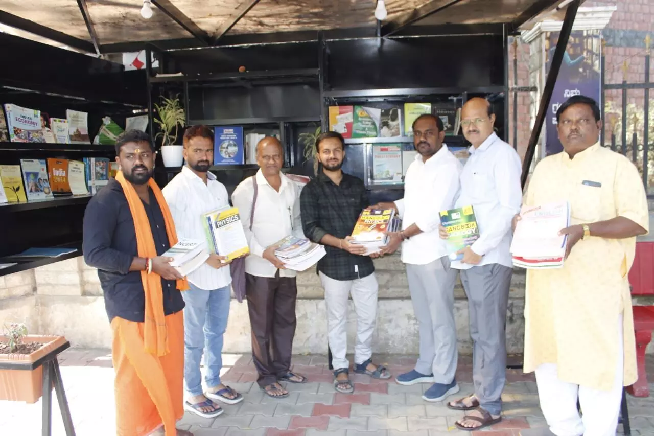 ಕಲಬುರಗಿ: ಅರಿವು ಬಯಲು ಗ್ರಂಥಾಲಯಕ್ಕೆ ಪುಸ್ತಕಗಳ ಕಾಣಿಕೆ