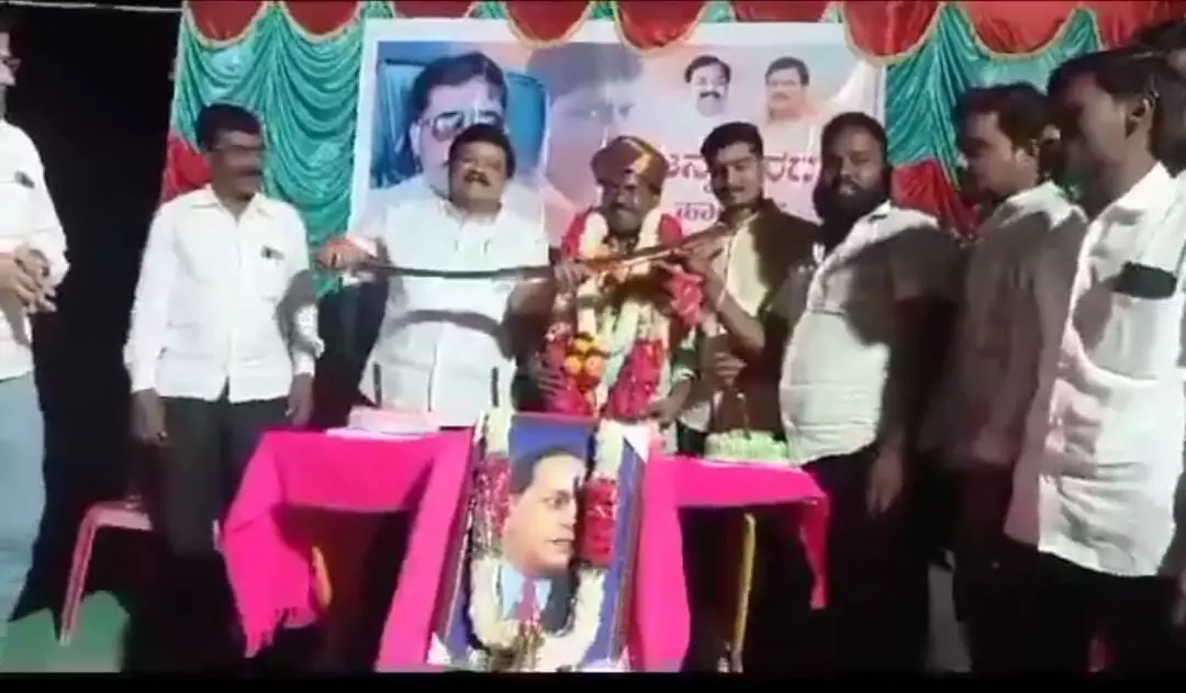 ತಲ್ವಾರ್ ನಿಂದ ಬರ್ತ್ ಡೇ ಕೇಕ್ ಕತ್ತರಿಸಿದ ಬಿಜೆಪಿಯ ಮಾಜಿ ಶಾಸಕನ ಸಹೋದರ : ಸಚಿವ ಪ್ರಿಯಾಂಕ್ ಖರ್ಗೆ ಖಂಡನೆ ತಲ್ವಾರ್ ನಿಂದ ಬರ್ತ್ ಡೇ ಕೇಕ್ ಕತ್ತರಿಸಿದ ಬಿಜೆಪಿಯ ಮಾಜಿ ಶಾಸಕನ ಸಹೋದರ : ಸಚಿವ ಪ್ರಿಯಾಂಕ್ ಖರ್ಗೆ ಖಂಡನೆ