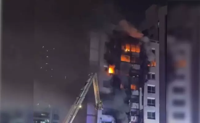 ದುಬೈ ಅಲ್ ಬರ್ಶಾದ 8 ಅಂತಸ್ತಿನ ವಸತಿ ಕಟ್ಟಡದಲ್ಲಿ ಬೆಂಕಿ ಅವಘಡ