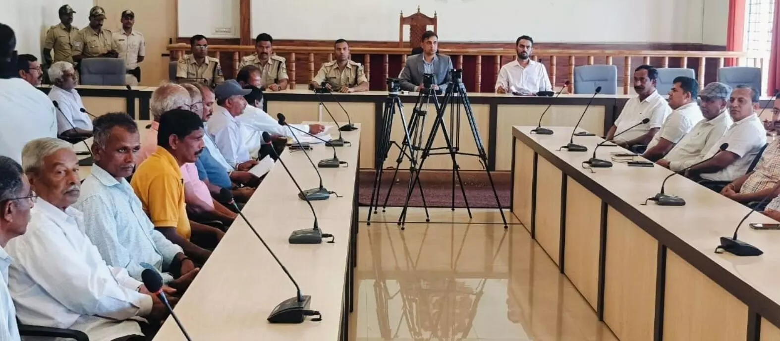 ಕಟ್ಟೆಮಾಡು ದೇವಾಲಯ ಪ್ರಕರಣ : ಶಾಂತಿಸಭೆ ನಡೆಸಿದ ಕೊಡಗು ಜಿಲ್ಲಾಡಳಿತ ಕಟ್ಟೆಮಾಡು ದೇವಾಲಯ ಪ್ರಕರಣ : ಶಾಂತಿಸಭೆ ನಡೆಸಿದ ಕೊಡಗು ಜಿಲ್ಲಾಡಳಿತ