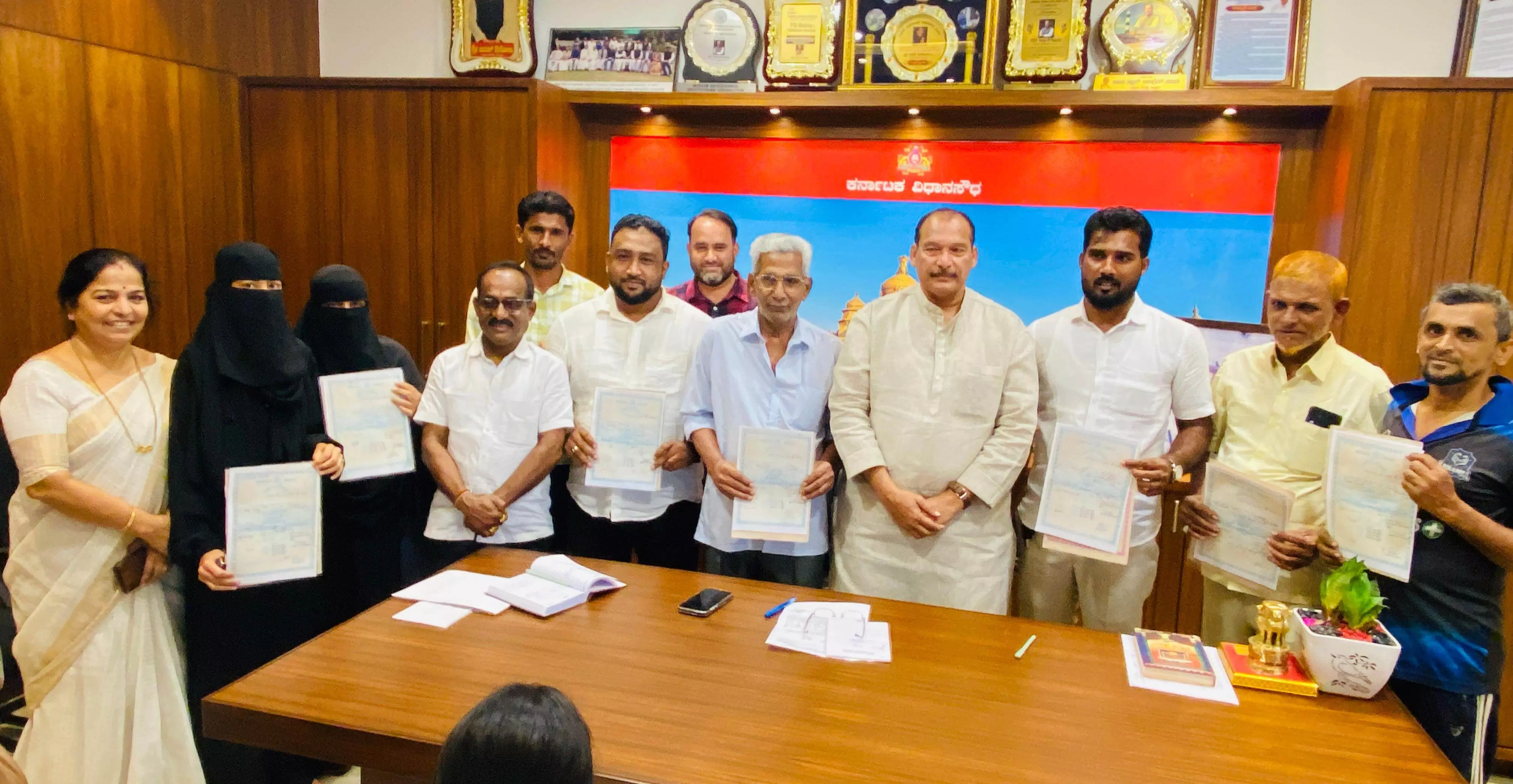 ಬೆಂಗ್ರೆ ನಿವಾಸಿಗಳಿಗೆ ಸರ್ವೆ ನಂಬರ್ ನಮೂದಿಸಿ ಹಕ್ಕು ಪತ್ರ ವಿತರಣೆ ಬೆಂಗ್ರೆ ನಿವಾಸಿಗಳಿಗೆ ಸರ್ವೆ ನಂಬರ್ ನಮೂದಿಸಿ ಹಕ್ಕು ಪತ್ರ ವಿತರಣೆ