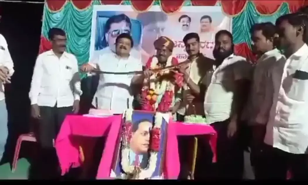 ತಲ್ವಾರ್ ನಿಂದ ಬರ್ತ್ ಡೇ ಕೇಕ್ ಕತ್ತರಿಸಿದ ಬಿಜೆಪಿಯ ಮಾಜಿ ಶಾಸಕನ ಸಹೋದರ : ಸಚಿವ ಪ್ರಿಯಾಂಕ್‌ ಖರ್ಗೆ ಖಂಡನೆ