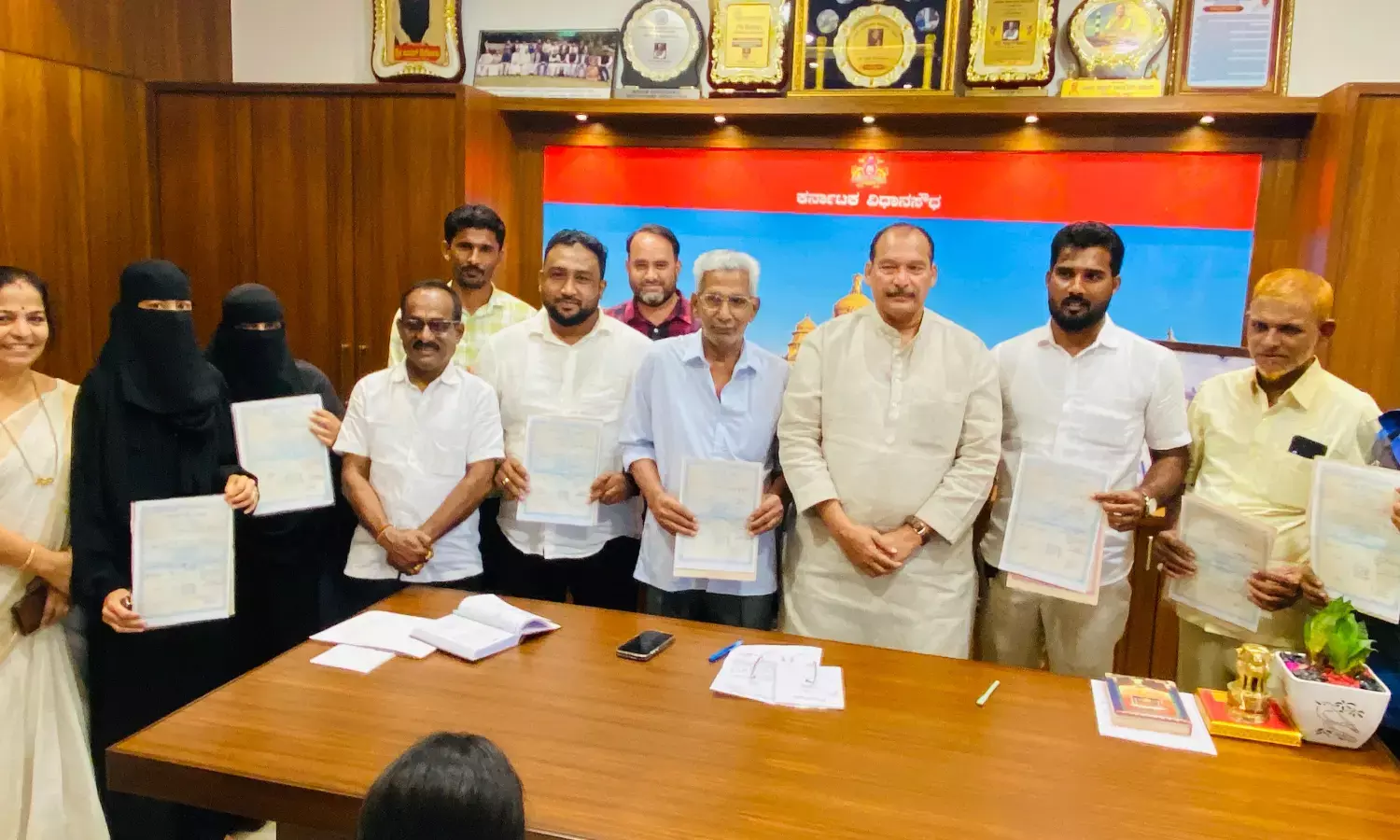 ಬೆಂಗ್ರೆ ನಿವಾಸಿಗಳಿಗೆ ಸರ್ವೆ ನಂಬರ್ ನಮೂದಿಸಿ ಹಕ್ಕು ಪತ್ರ ವಿತರಣೆ