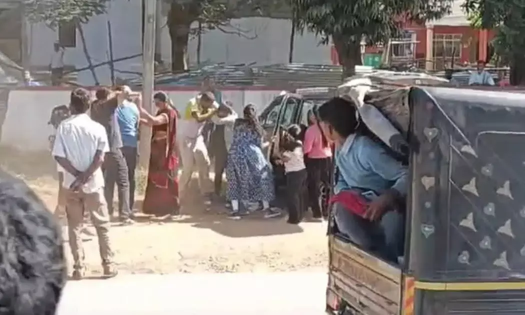 ಚನ್ನರಾಯಪಟ್ಟಣ | ಜಮೀನು ವಿವಾದ; ನಡುರಸ್ತೆಯಲ್ಲೇ ಬಡಿದಾಡಿಕೊಂಡ ಎರಡು ಕುಟುಂಬ