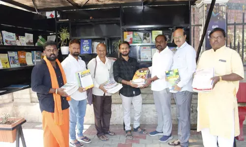 ಕಲಬುರಗಿ: ಅರಿವು ಬಯಲು ಗ್ರಂಥಾಲಯಕ್ಕೆ ಪುಸ್ತಕಗಳ ಕಾಣಿಕೆ